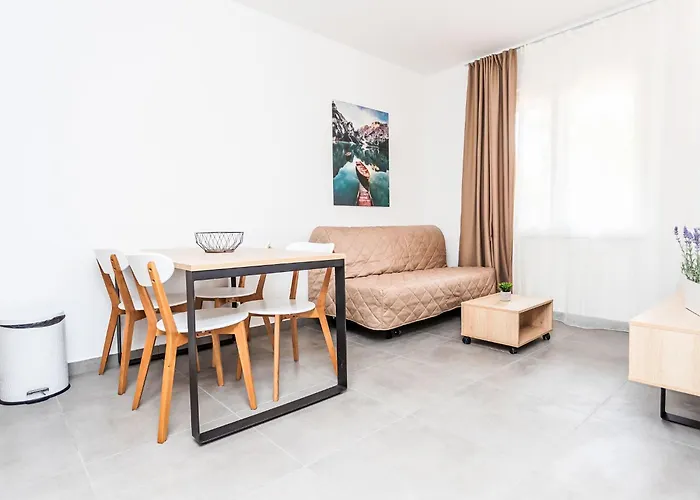 Medena-4 By Interhome トロギール